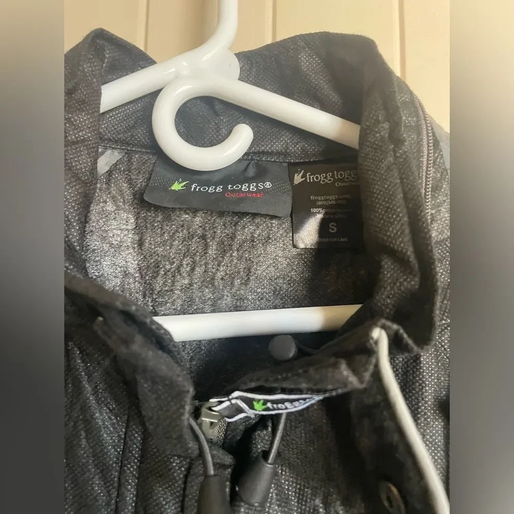 Frogg Toggs Classic Jacket perfect for rain. Has removable hood. Black. EUC